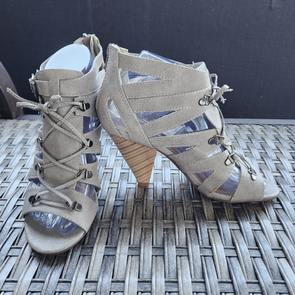 NWOT  GRAY OPEN TOE STRAPPY ZIP UP CAGE STYLE ANKLE BOOTS BY PAPRIKA - S…